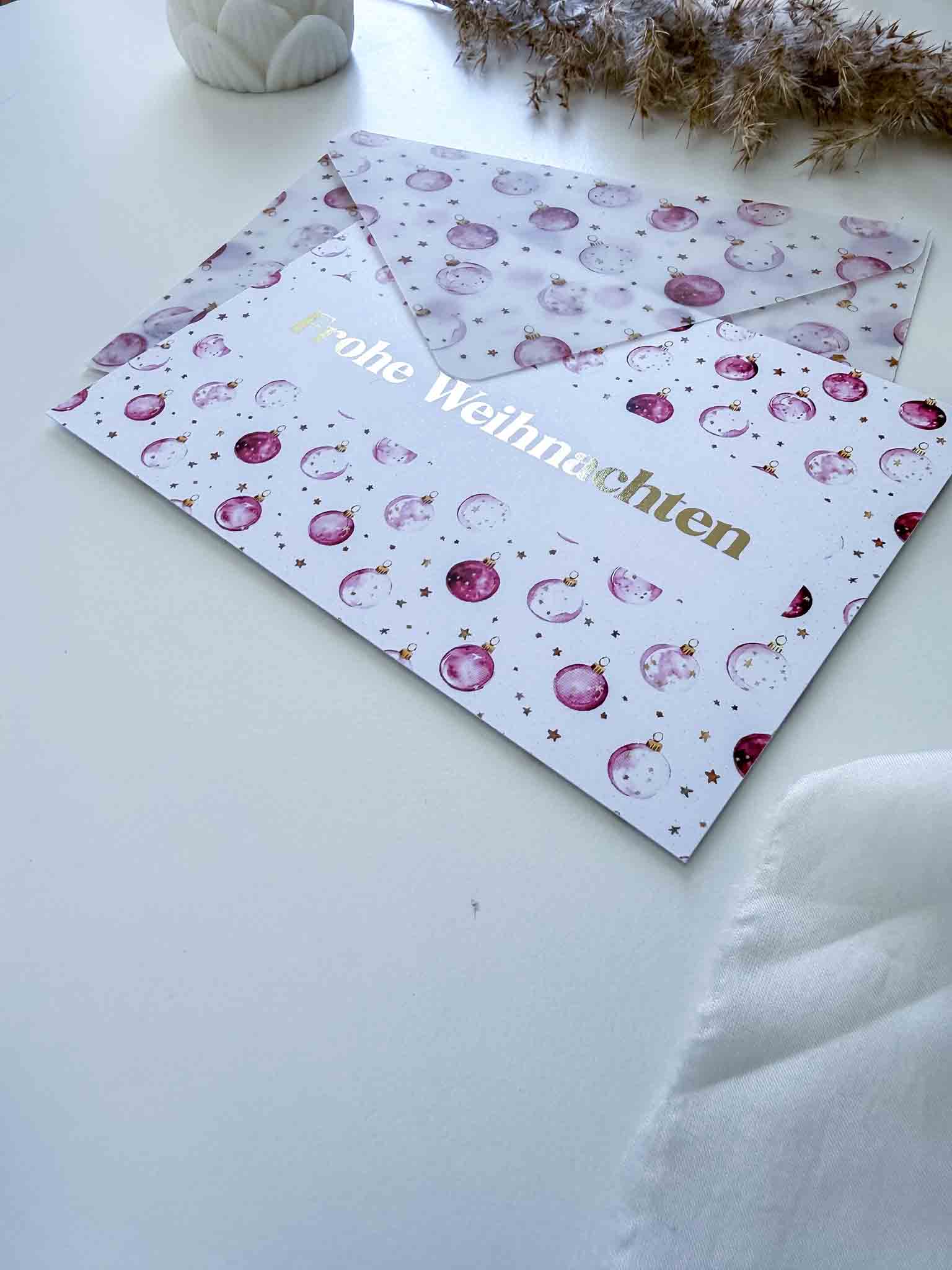 Der "Weihnachten Gutschein Zeit statt Zeug" von funkenschauer ist eine festliche Weihnachtskarte mit goldenem "Frohe Weihnachten", rosa Ornamenten und goldenen Sternen, teilweise in einem handgefertigten gepunkteten Umschlag - ideal für Ihre Gutschein Weihnachten oder Rubbelkarte Überraschung.