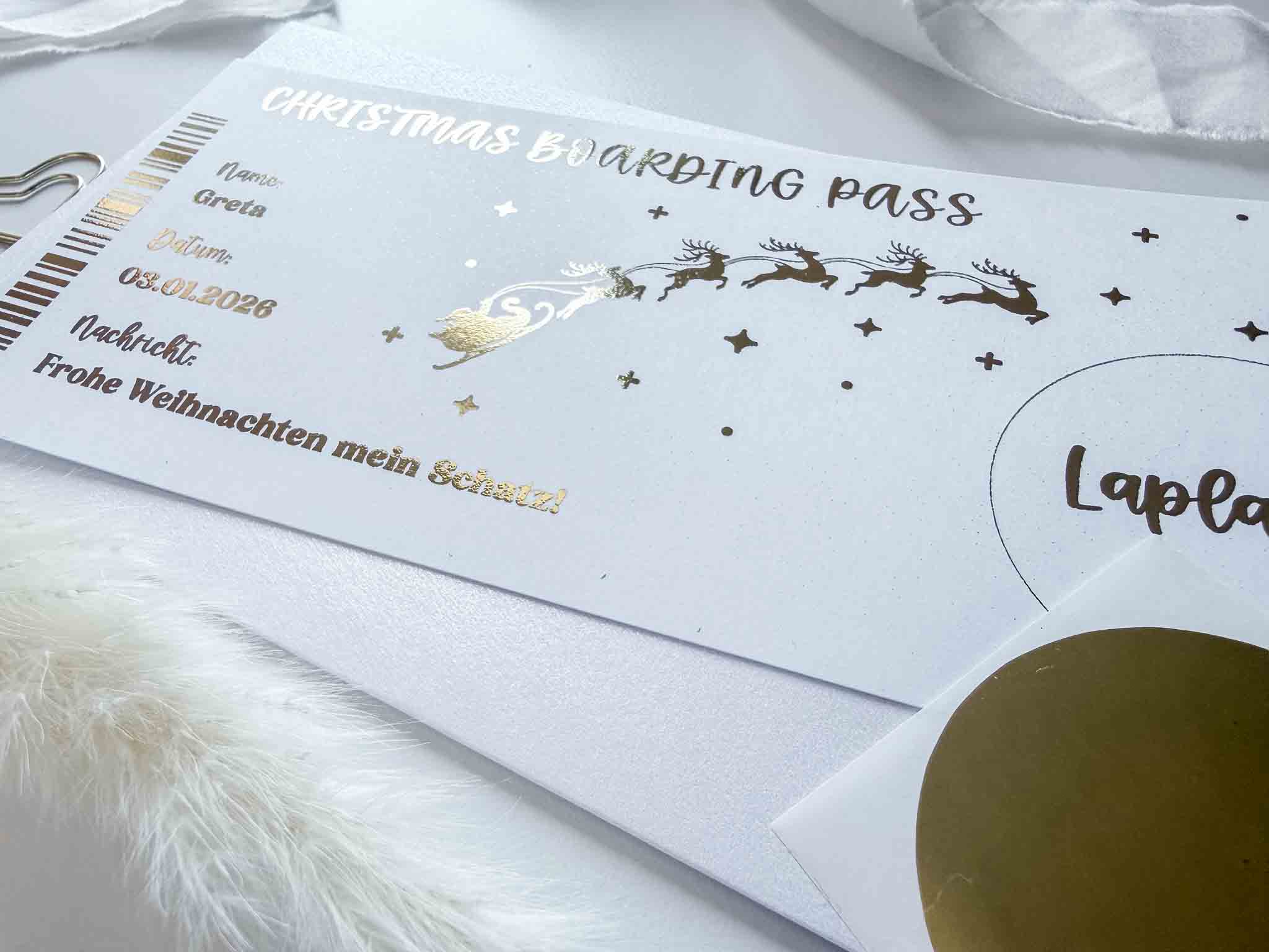 Der funkenschauer Weihnachtsgutschein Reisegutschein personalisiert - Rubbelkarte mit goldener Schrift, Rentier, Schneedekor, Name Greta, Datum 05.01.2026, und einer deutschen Botschaft für ein festliches Geschenk Weihnachten.
