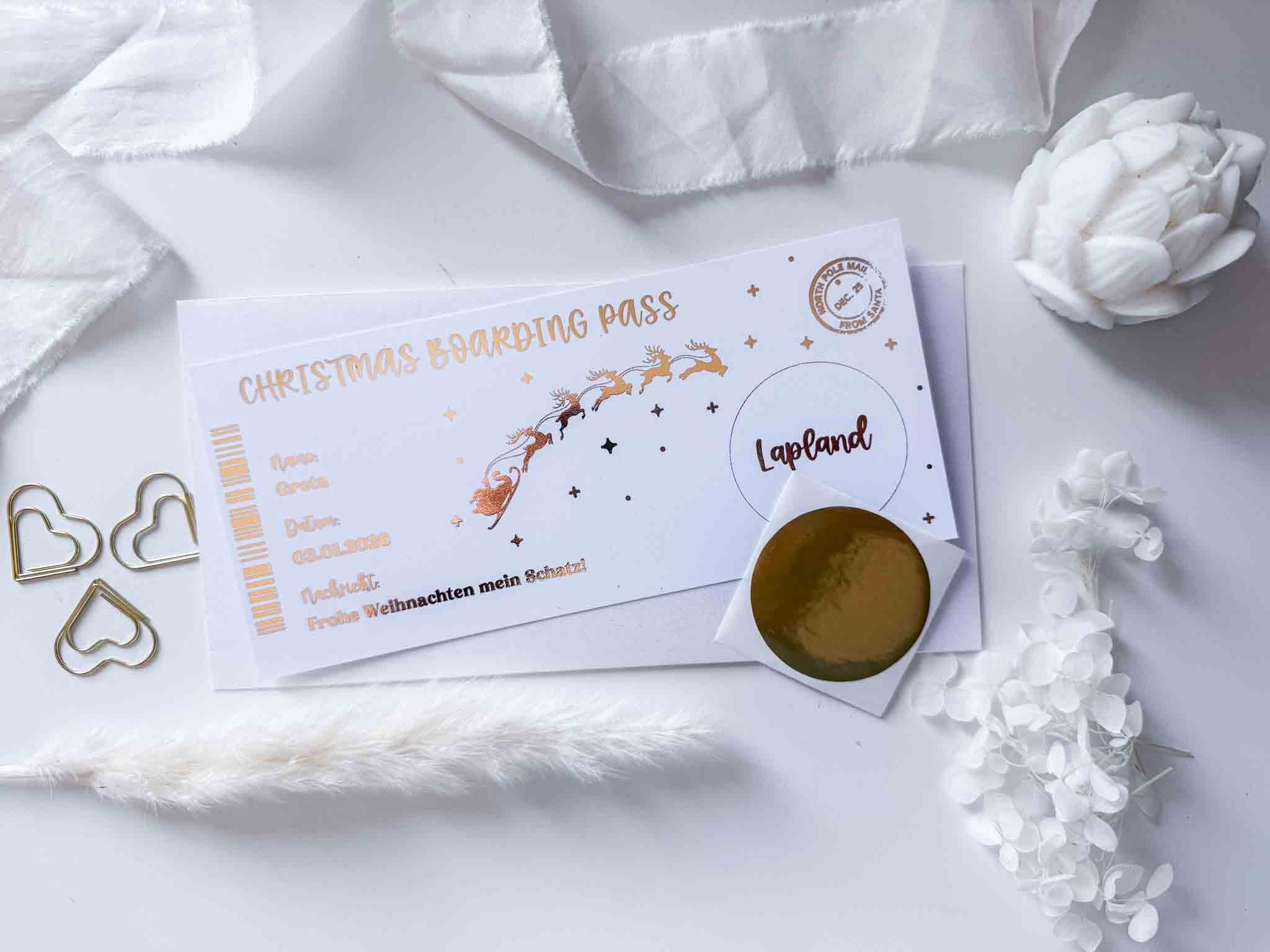 Überraschen Sie Ihre Liebsten mit dem funkenschauer Weihnachtsgutschein Reisegutschein Boarding Pass personalisiert - eine festliche Rubbelkarte im Flugticket-Stil, perfekt als einzigartiges Geschenk zu Weihnachten.