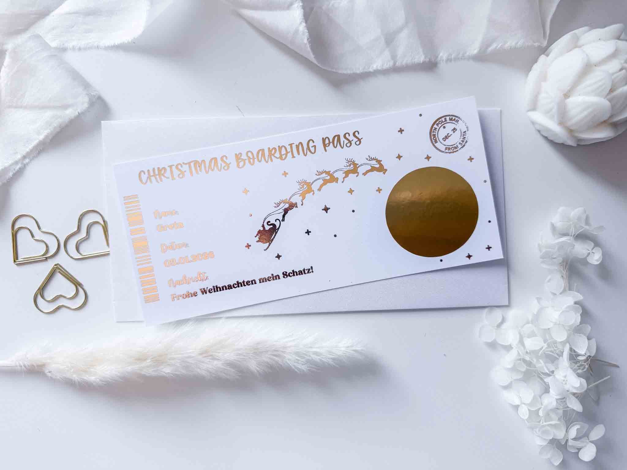Der "Weihnachtsgutschein Reisegutschein personalisiert - Rubbelkarte" von funkenschauer ist ein festlicher Flugticket-Gutschein mit goldener Verzierung, Rentiermotiv und Platz für deine persönliche Botschaft - das ideale Geschenk zu Weihnachten.