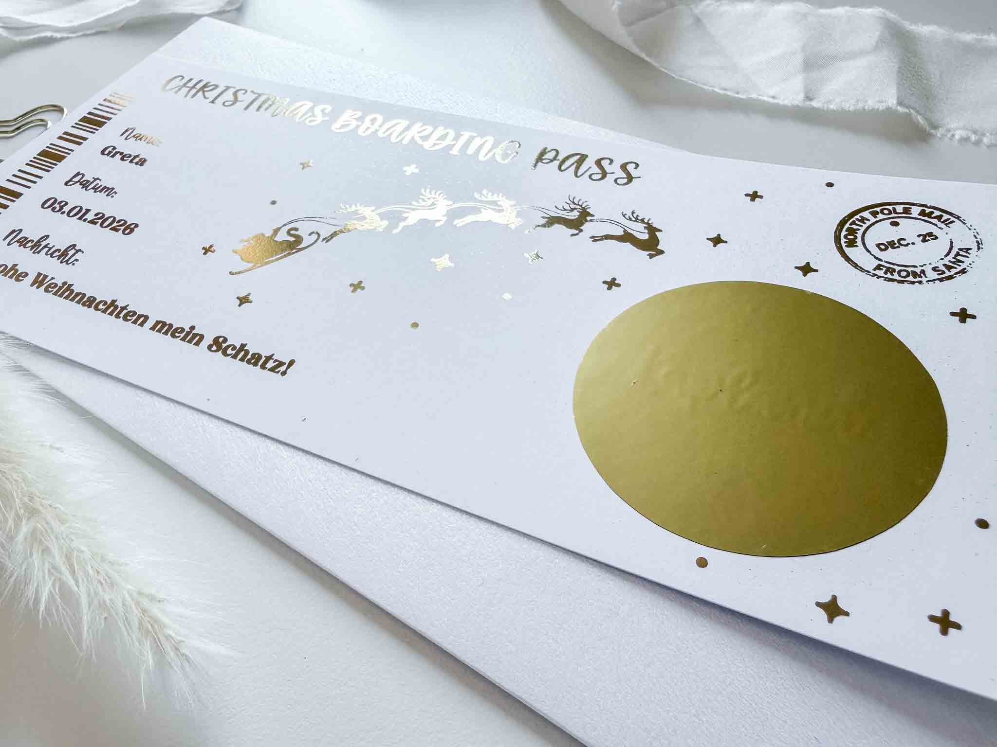 Der funkenschauer Weihnachtsgutschein Reisegutschein Boarding Pass Rubbelkarte ist ein personalisiertes Geschenk mit goldenen Akzenten, Santa-Motiv und Nordpol-Stempel - perfekt als festlicher Reise Gutschein zu Weihnachten.