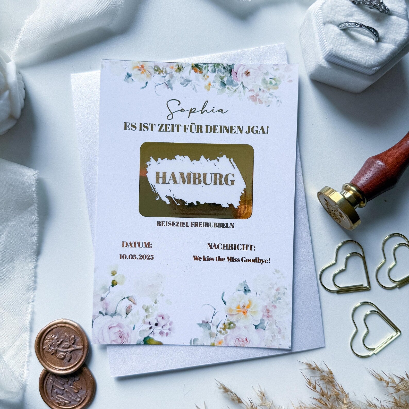 Der funkenschauer JGA Gutschein – Rubbelkarte A6 Vintage Rosé ist eine florale Junggesellinnenabschiedseinladung und Geschenkkarte für einen Junggesellinnenabschied in Hamburg, perfekt für Sophias Event am 10.03.2023, mit goldenen Herzakzenten und Vintage-Charme.