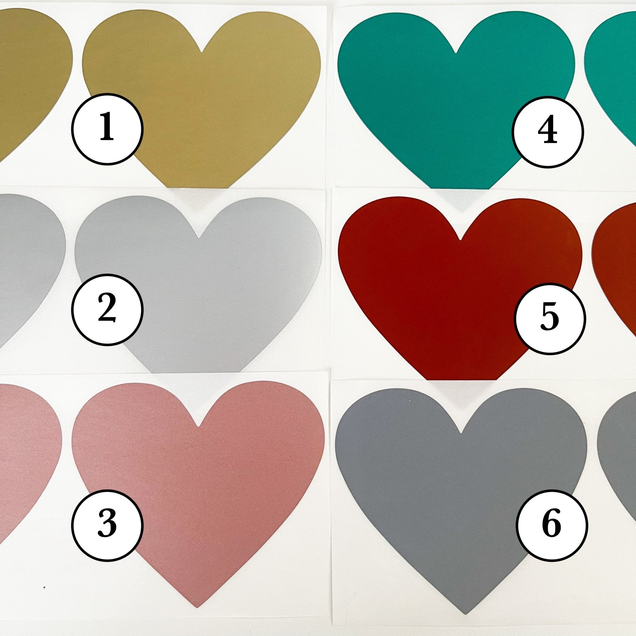 Bild mit sechs herzförmigen Farbmustern, die jeweils in Kreisen nummeriert sind: 1. Gold, 2. Hellgrau, 3. Zartrosa, 4. Blaugrün, 5. Rot, 6. Mittelgrau – die perfekte Palette zum Gestalten eines *Gutscheins Zeit statt Zeug personalisiert mit Rubbelfeld*. Die Herzen sind in einem 2x3-Raster vor einem weißen Hintergrund der Marke funkenschauer angeordnet.

