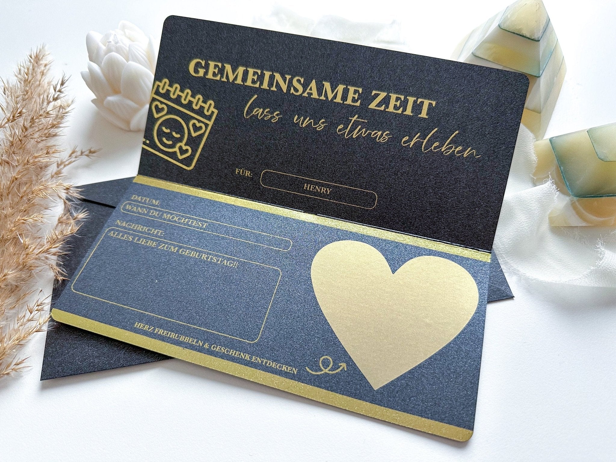 Wir präsentieren den Gutschein „Zeit statt Zeug personalisiert mit Rubbelfeld“ von funkenschauer: Eine elegante Grußkarte mit dem Text „Gemeinsame Zeit lass uns etwas erleben“. Dieser personalisierte Gutschein ist schwarz mit goldenen und weißen Akzenten und bietet Platz für Namen, Datum, Nachricht und Glückwünsche. Außerdem enthält er dekorative Elemente, die seinen Charme verstärken. Perfekt, um gemeinsame Aktivitäten und Erlebnisse zu Weihnachten oder anderen Anlässen zu verschenken.