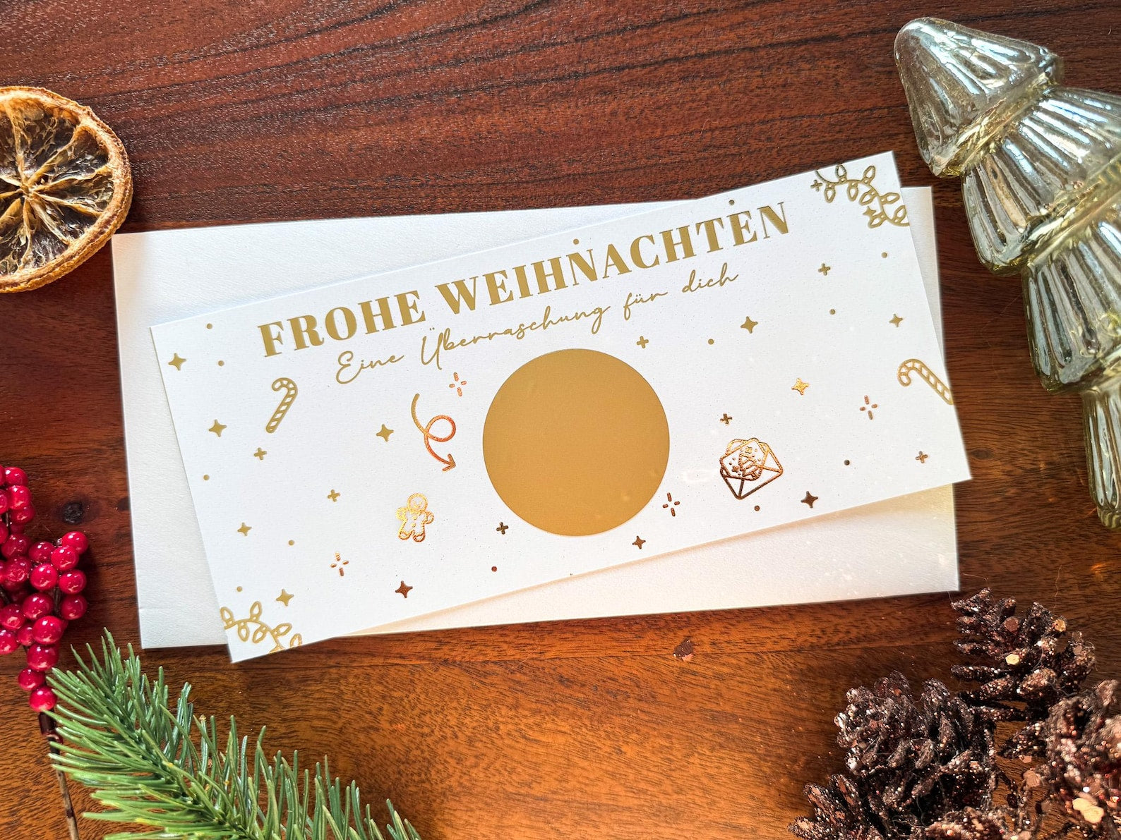 Die funkenschauer Rubbelkarte "Weihnachtsgeschenk Gutschein Zeit statt Zeug" ist ein personalisierter Weihnachtsgutschein mit goldener Schrift und festlicher Deko - perfekt als Geschenkidee arrangiert.