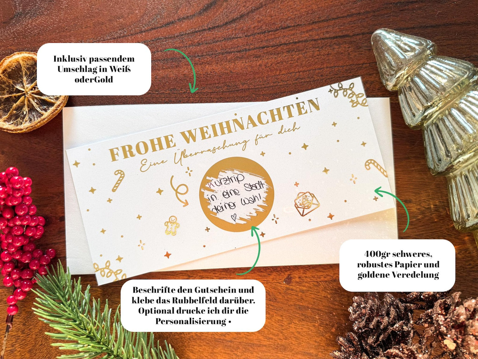 Die festlich dekorierte "Weihnachtsgeschenk Gutschein Zeit statt Zeug"-Rubbelkarte von funkenschauer ist ein personalisierter Weihnachtsgutschein mit goldener Schrift, umgeben von Tannenzweigen und Beeren; erläuternde Textfelder heben die Merkmale hervor.