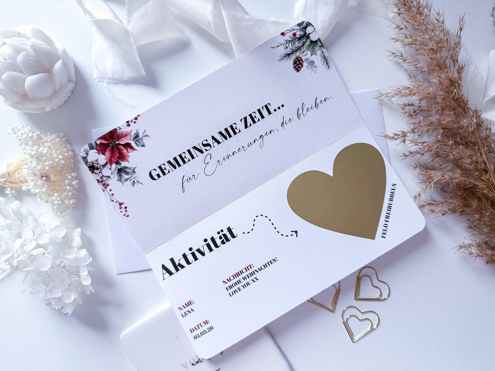 Der funkenschauer Zeit statt Zeug Gutschein Weihnachten ist eine personalisierte Karte mit floralen Akzenten, großem Goldherz und Platz für Aktivitäten - ideal als Geschenk für gemeinsame Zeit zu Weihnachten!.