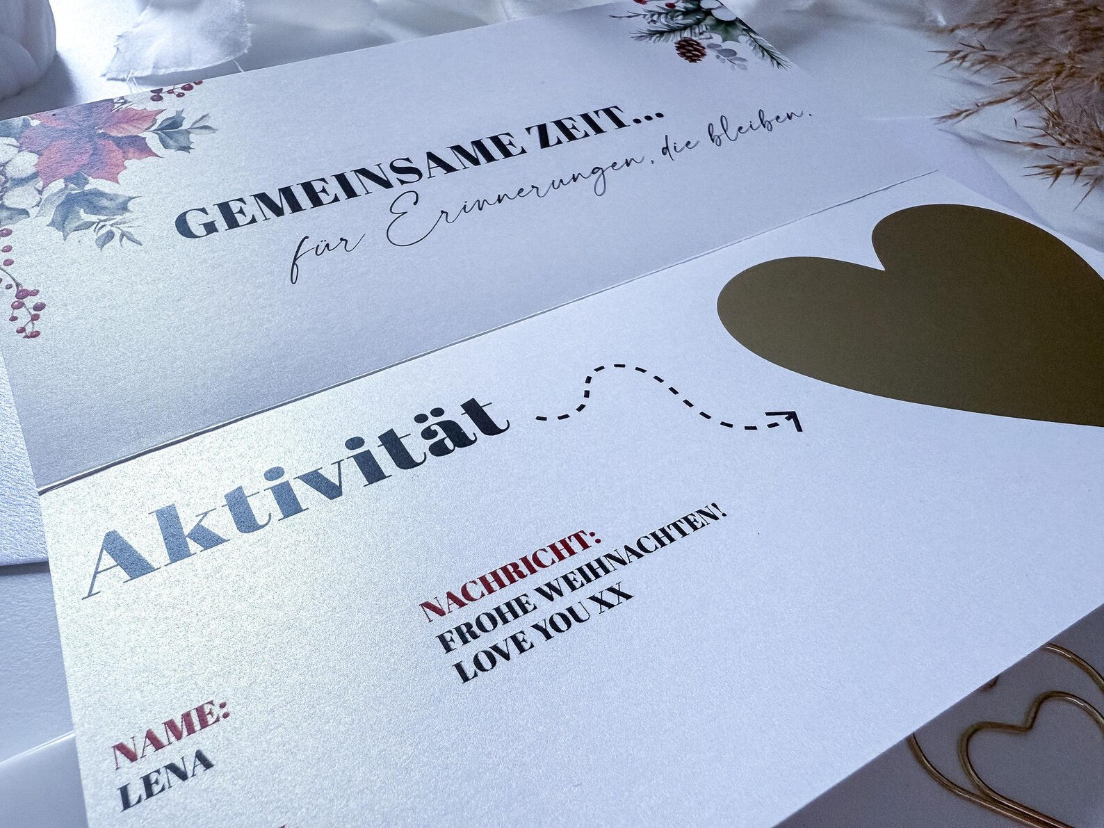 Eine Nahaufnahme des funkenschauer Zeit statt Zeug Gutschein Weihnachten, eine personalisierbare Weihnachtskarte mit goldenem Herz, floralen Akzenten, "Aktivität", "Name: Lena" und einer herzlichen Botschaft Geschenk gemeinsame Zeit" auf Deutsch.