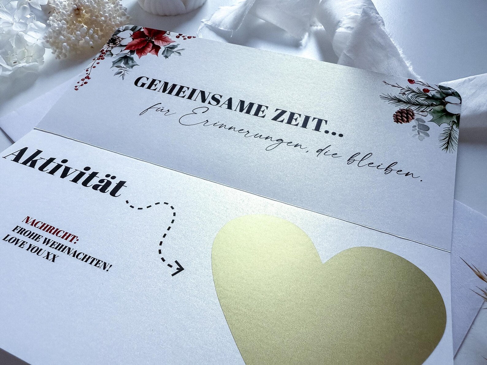 Der funkenschauer "Zeit statt Zeug Gutschein Weihnachten" ist eine festliche, personalisierte Karte mit Blumen- und Tannenzapfenmotiven, einem goldenen Herz und der Botschaft "Gemeinsame Zeit... für Erinnerungen, die bleiben". Perfekt, um gemeinsame Momente an Weihnachten zu verschenken.