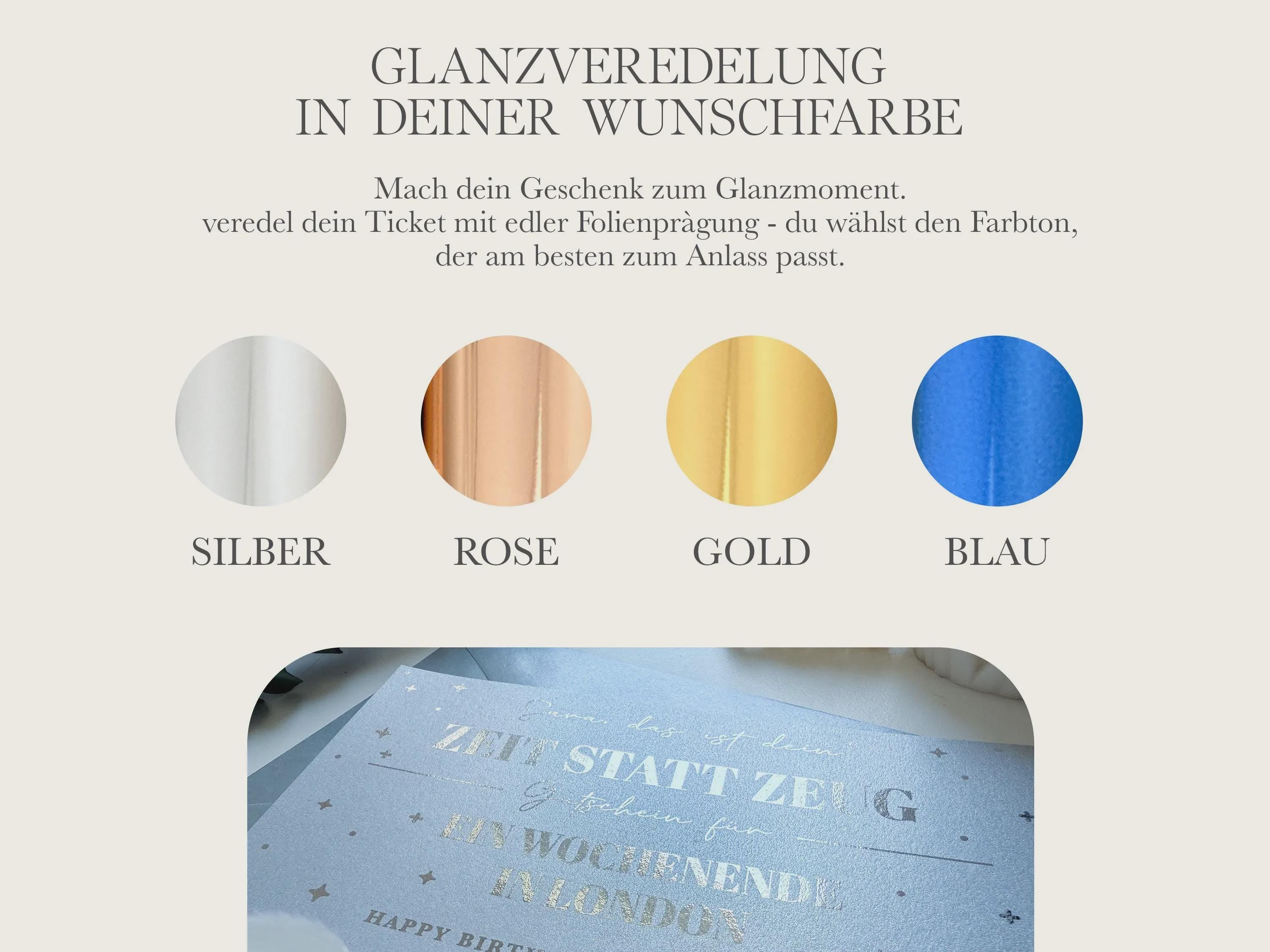 Eine Infografik zeigt vier Folienfarben - Silber, Rosa, Gold, Blau - mit Farbmustern über einem Ticket mit glänzender Silberprägung. Der personalisierte Reisepass als Reisegutschein von funkenschauer ist eine originelle Rubbelkarten-Geschenkidee.