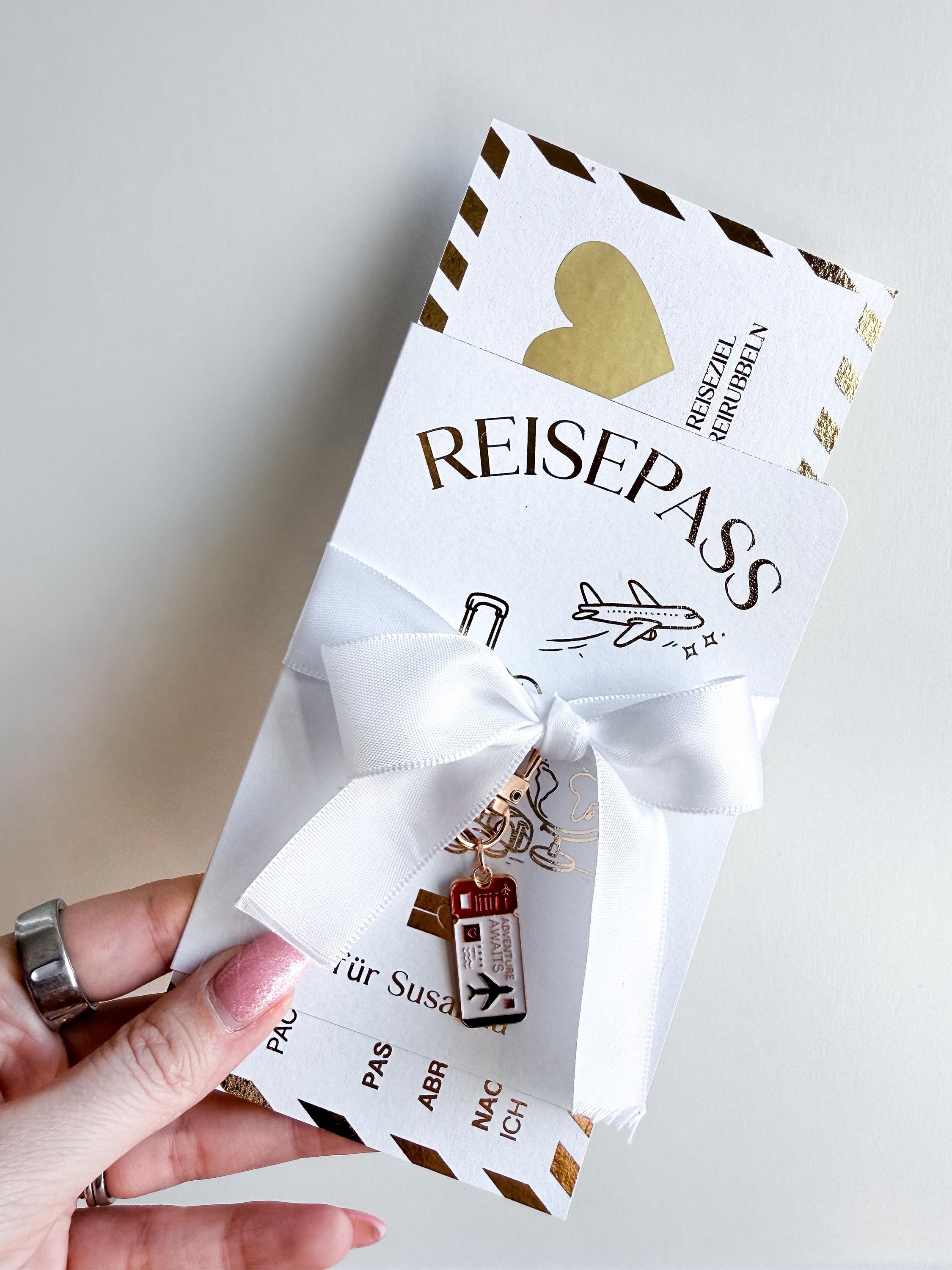 Reisegutschein Set personalisiert - Rubbelkarte Boarding Pass mit Reisepass Karte & Schlüsselanhänger, Reise verschenken, Geschenk Reise