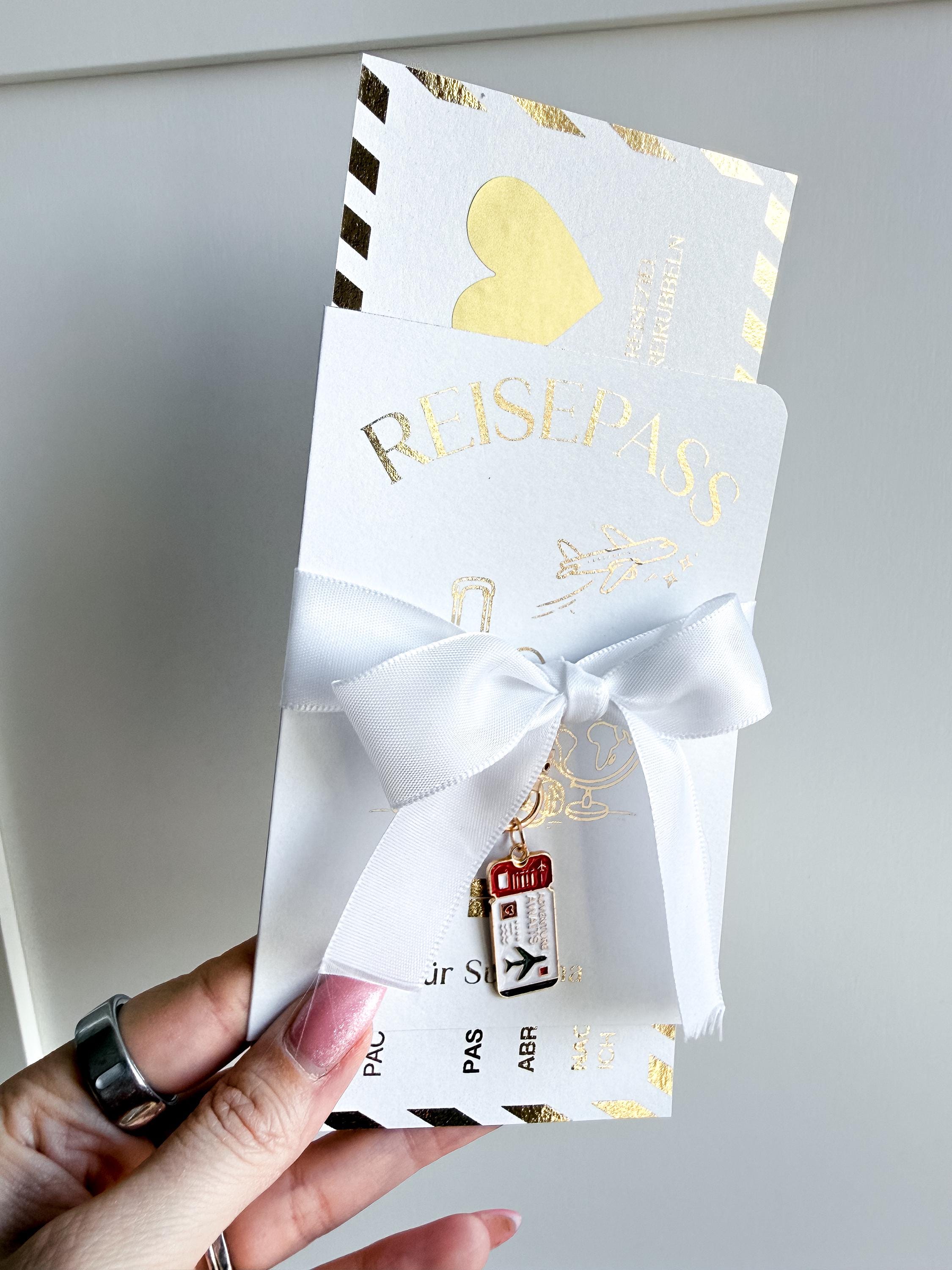 Reisegutschein Set personalisiert - Rubbelkarte Boarding Pass mit Reisepass Karte & Schlüsselanhänger, Reise verschenken, Geschenk Reise
