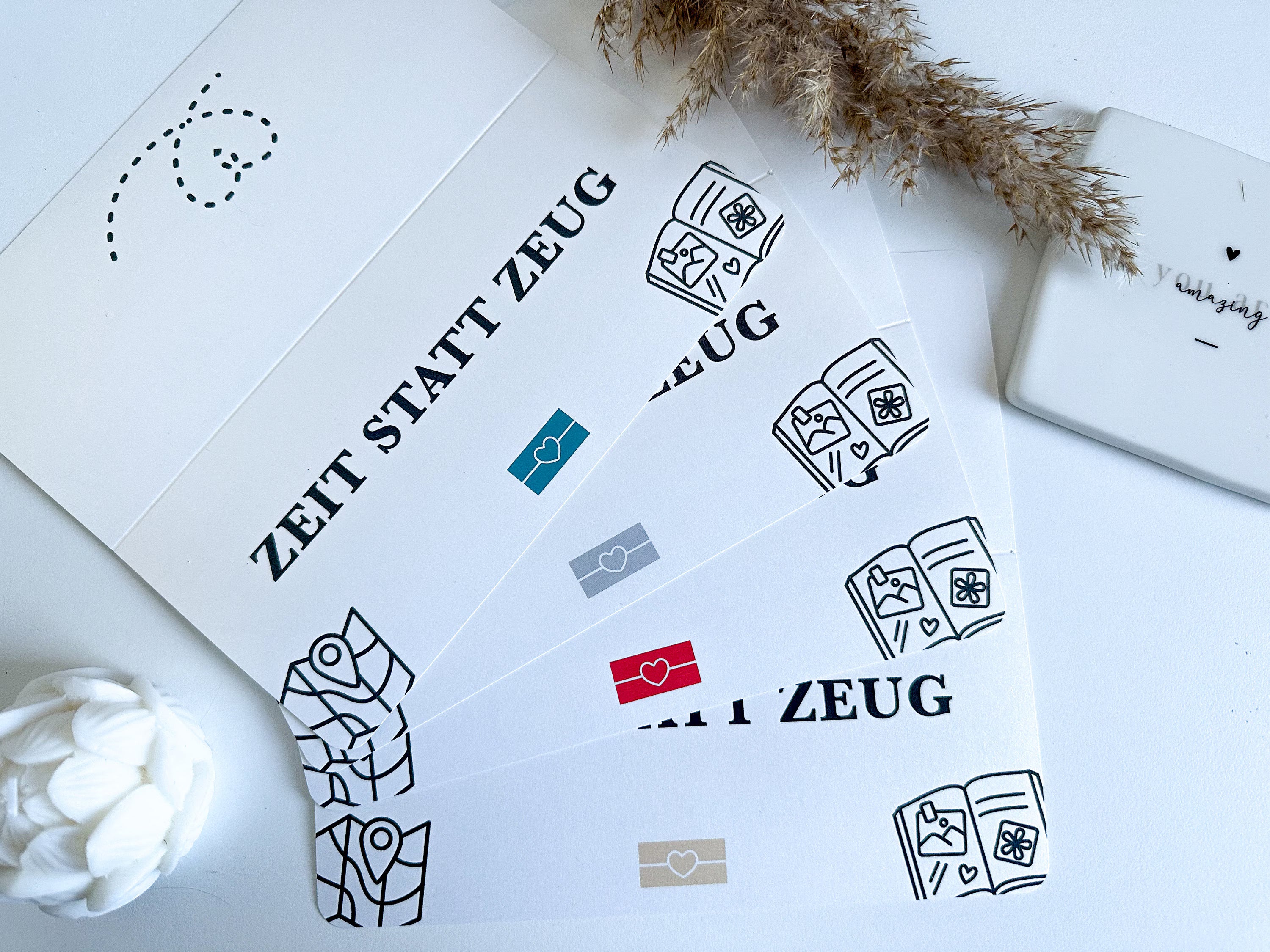 Vier illustrierte "Zeit statt Zeug Gutschein"-Karten von funkenschauer, erhältlich in 17 Farben, werden auf einer weißen Fläche präsentiert - ideal als personalisiertes Geschenk oder Erlebnisgeschenk, um gemeinsame Zeit zu schenken.