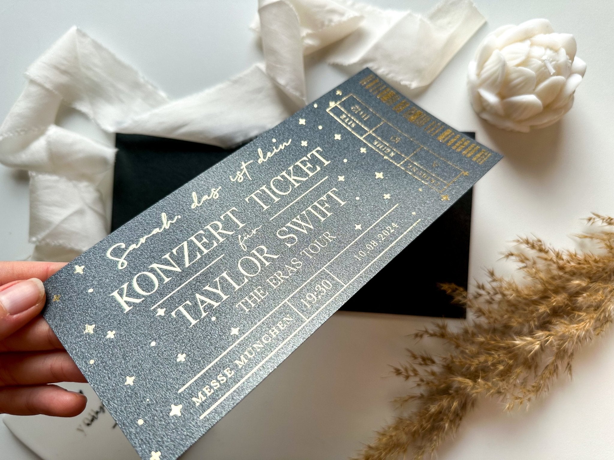 Konzert Ticket Personalisierbar BLACK EDITION | Geschenk Musikliebhaber | Eventgutschein | Konzertkarte | Adele | Coldplay | Taylor Swift - funkenschauer