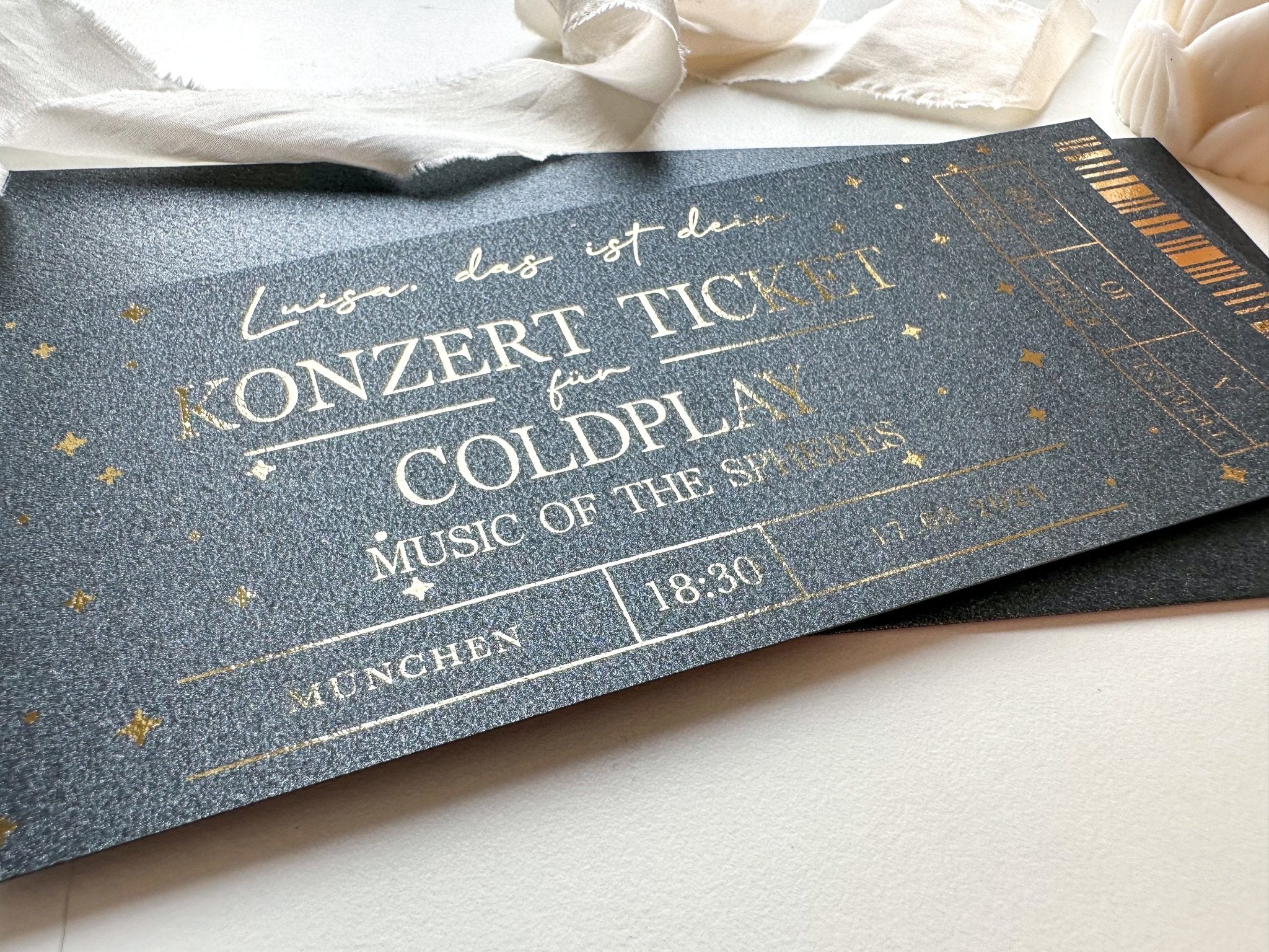 Konzert Ticket Personalisierbar BLACK EDITION | Geschenk Musikliebhaber | Eventgutschein | Konzertkarte | Adele | Coldplay | Taylor Swift - funkenschauer