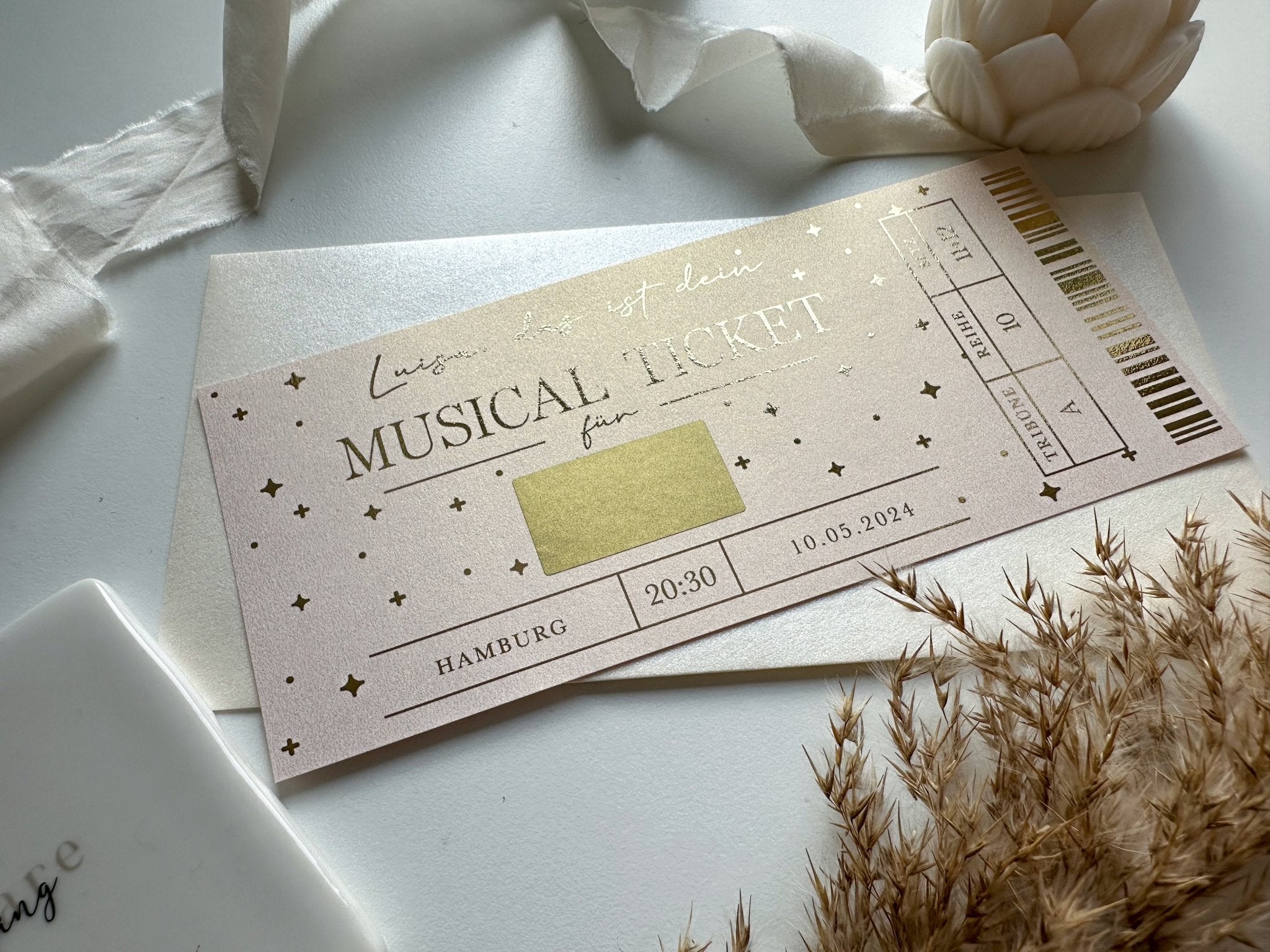 Musical Ticket Personalisierbar ROSÉ EDITION | Rubbelkarte | Eventgutschein | Musical Besuch | Der König der Löwen | Tarzan | Rubbellos - funkenschauer