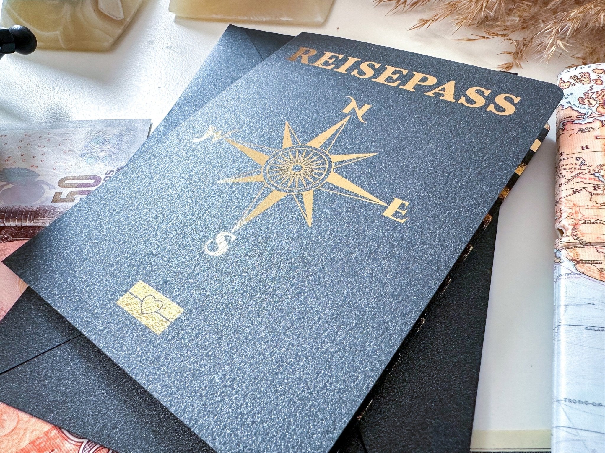 Reisepass Reisegutschein Schwarz Personalisierbar + Kuvert | Rubbelkarte | Geschenk Reiseliebhaber | Überraschungsreise | Passport - funkenschauer